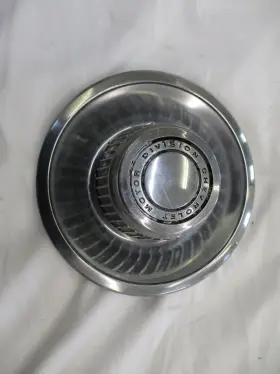 580.gm1z77 Chevrolet Corvette 1977 Center Cap Wheel 1636828