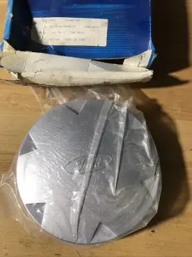 Ys8z-1130-fa Factory Oem Nos Mercury Cougar 16 Inch 6 Spoke Silver Center Cap With Ford Oval 1999 - 00 Ys8z-1130-fa Factory Oem Nos Mercury Cougar 16 Inch 6 Spoke Silver Center Cap With Ford Oval 1999 - 00