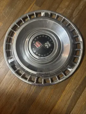 3783336 General Motors Vintage 1961 Chevy Pass. Ss Corvair Hubcap Red Blk/w Double Flags Logo 14 Inch