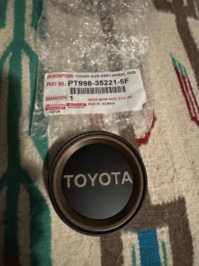 Pt998-35221-5f Toyota Wheel Center Cap Gold And Black